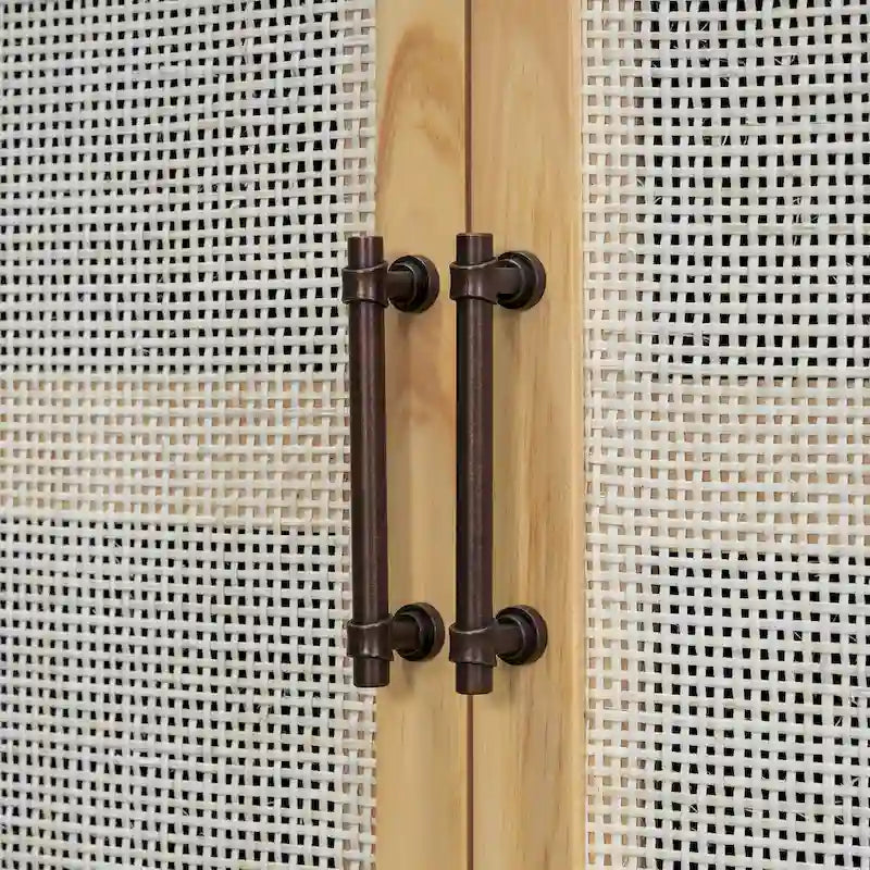 Credenza rustica con ante decorative in rattan