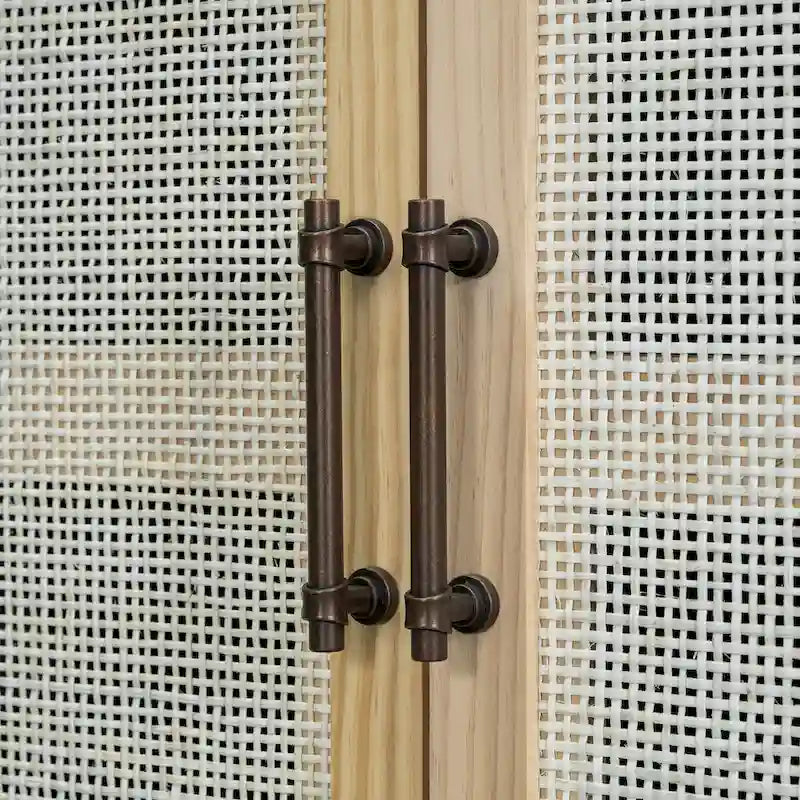 Credenza rustica con ante decorative in rattan