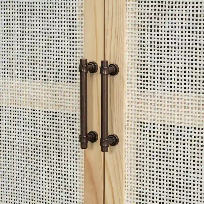 Credenza rustica con ante decorative in rattan